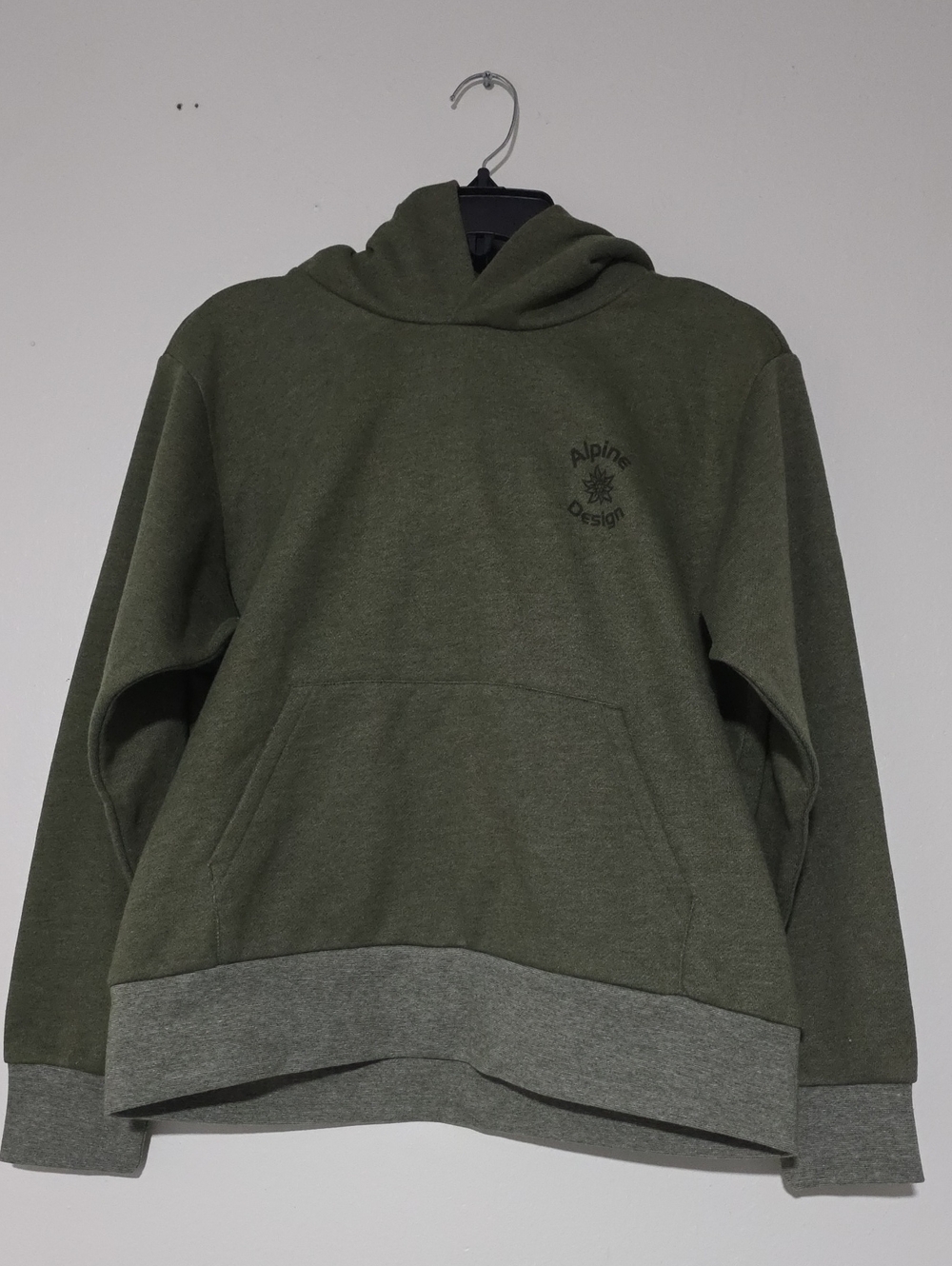 Alpine Design Women's Olive Green Pullover Hoodie with Contrast Hem Slight crop